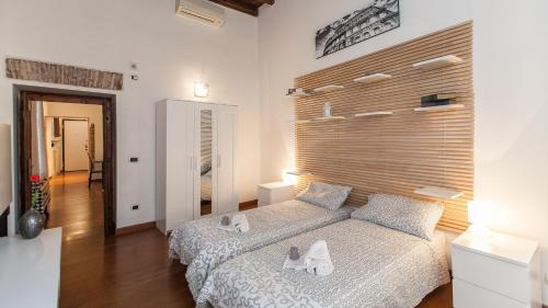 ローマにあるRental in Rome Mial houseのベッドルーム1室(ベッド1台、大きな木製ヘッドボード付)