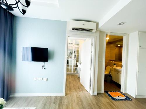 Telewizja i/lub zestaw kina domowego w obiekcie Relax room &The Blu x Bangsaen BHB