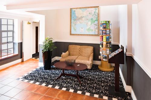 Гостиная зона в City Lodge Hotel GrandWest