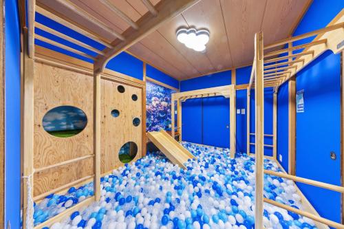 a room filled with lots of balls at 一棟貸しの親子で遊べる貸し切りアパート国立駅徒歩4分 in Kunitachi