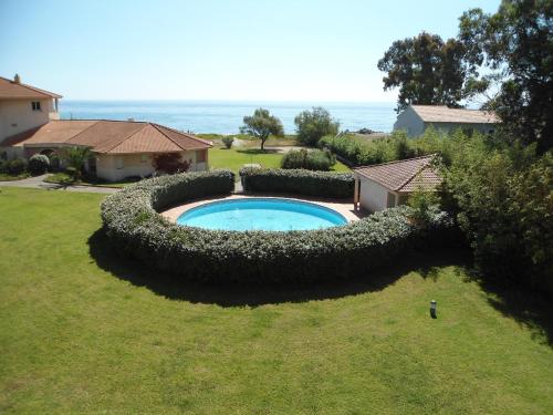une vue aérienne d'une piscine dans un jardin dans l'établissement Cala di Sognu, à Moriani-Plage