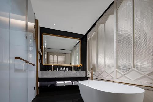 Ein Badezimmer in der Unterkunft InterContinental Hotels Yining by IHG
