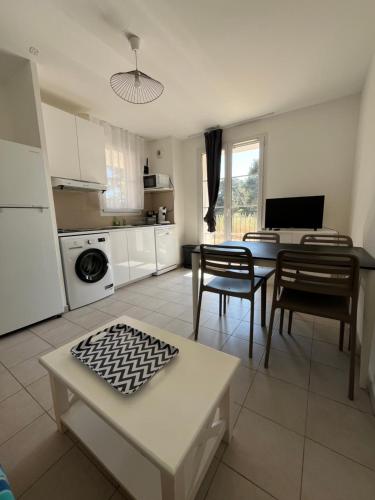 une cuisine et une salle à manger avec une table et des chaises dans l'établissement Beauséjour nature et chevaux, à Cabriès