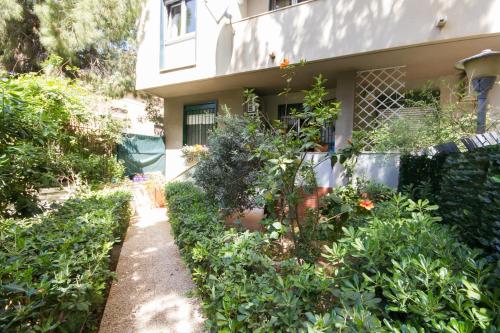 a garden in front of a house at Lunetta in Palermo