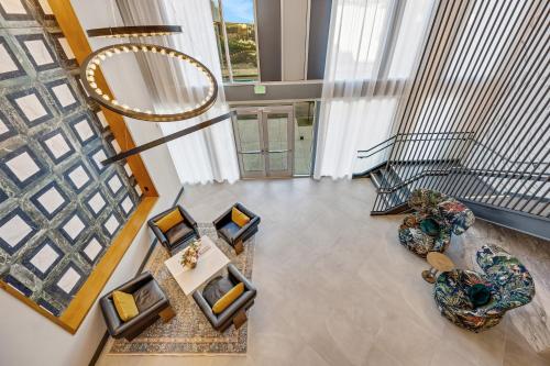 an overhead view of a living room with tables and chairs at One Lux Stay - Hollywood in Los Angeles