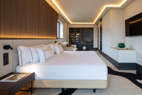 a bedroom with a large white bed in a room at Hotel Meliá Bilbao in Bilbao