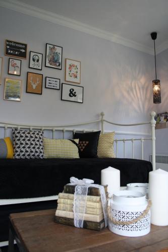 un salon avec un canapé et une table basse dans l'établissement le petit boudoir, à Annet-sur-Marne