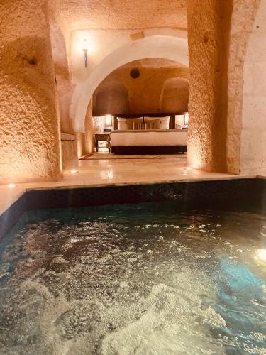 La alberca dentro o cerca de Cybele in Cappadocia