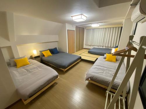Postel nebo postele na pokoji v ubytování takara house