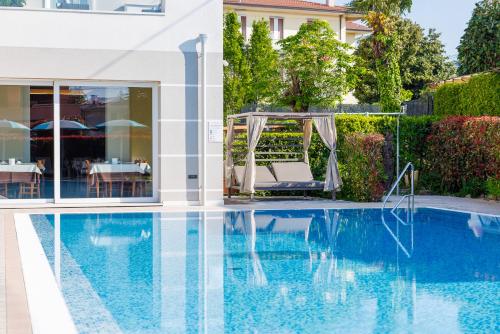 Bazén v ubytování Hotel Paradiso nebo v jeho okolí