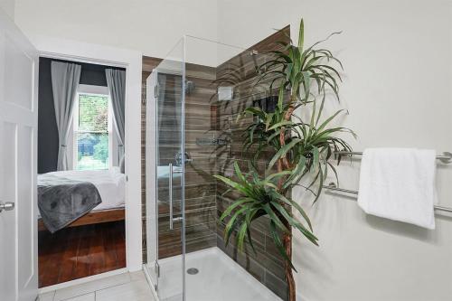 y baño con ducha y planta. en Prime location very close to downtown!, en Indianápolis