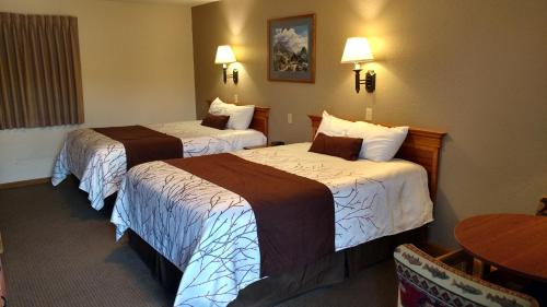 Postel nebo postele na pokoji v ubytování Stagecoach Inn & Suites