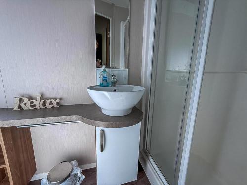 Koupelna v ubytování Great Caravan With Decking Southview Holiday Park In Skegness Ref 33002V