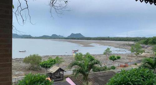 a view of a beach with a body of water at Wanghin Bungalow in Surat Thani