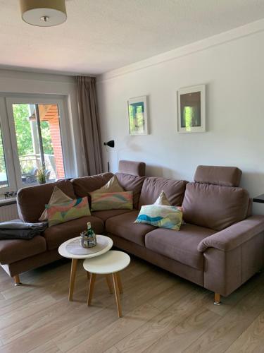 a living room with a brown couch and a table at Ferienwohnung Wieben in Sankt Peter-Ording