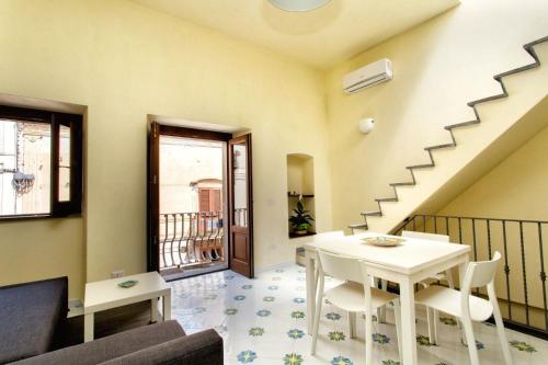 リーパリにあるIl Veliero Blu Suite Lipari Centroのリビングルーム(白いテーブル、階段付)