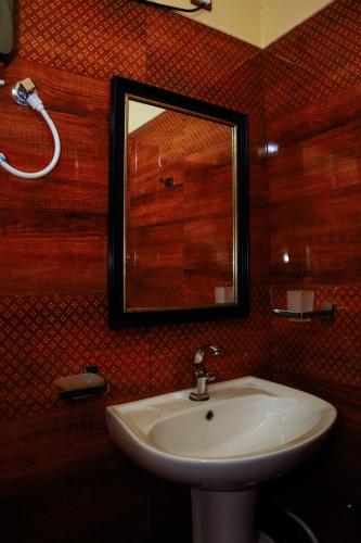 a bathroom with a sink and a mirror at The Hidden Heaven in Diyatalawa