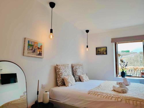 une chambre avec un lit avec un ours en peluche dessus dans l'établissement L'appart Tomey, à Carcassonne