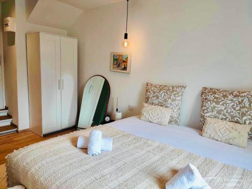 une chambre avec un grand lit avec des serviettes dessus dans l'établissement L'appart Tomey, à Carcassonne