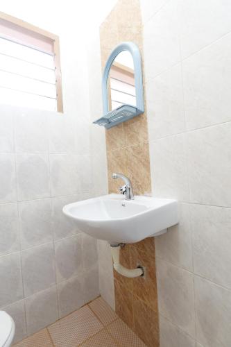 bagno con lavandino e specchio a parete di Tn27callingkrishholiday a Yercaud