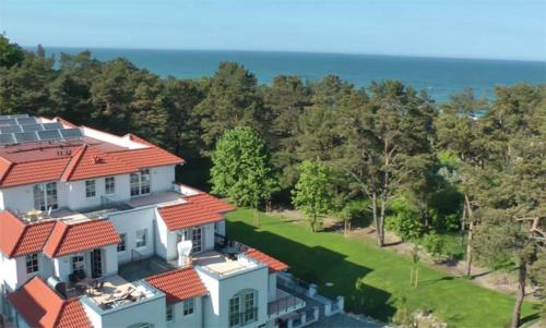 una vista aérea de una casa con techo rojo en Haus Meeresblick - Ferienwohnung Sandrose A 2.26 (Ref. 132363), en Baabe