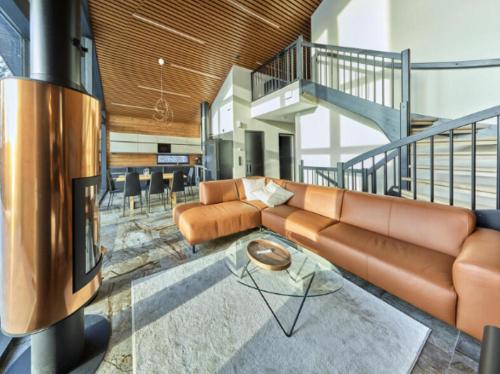 un salon avec un canapé et une table dans l'établissement Villa Lux A Ski-in Ski-out by Aavalevi, à Levi