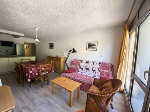 un salon avec un canapé rouge et une table dans l'établissement Résidence Diamant 1 - Chaleureux T3 centre station, avec vue sur les pistes MAE-5381, à Vénosc