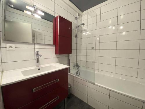 une salle de bain avec un lavabo, une baignoire et un miroir dans l'établissement Résidence Diamant 1 - Chaleureux T3 centre station, avec vue sur les pistes MAE-5381, à Vénosc