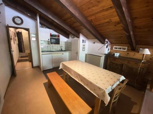 una cocina con una mesa y una encimera en Résidence Diamant 1 - Appartement atypique PLEIN CENTRE avec garage privatif et internet MAE-5271, en Les Deux Alpes
