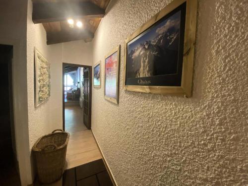 un couloir avec un mur orné d'une photo. dans l'établissement Résidence Diamant 1 - Appartement atypique PLEIN CENTRE avec garage privatif et internet MAE-5271, à Vénosc