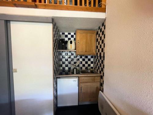 une cuisine avec un réfrigérateur blanc et un évier dans l'établissement Résidence Arc En Ciel C - Duplex coup de coeur en hauteur de station MAE-5441, à Vénosc