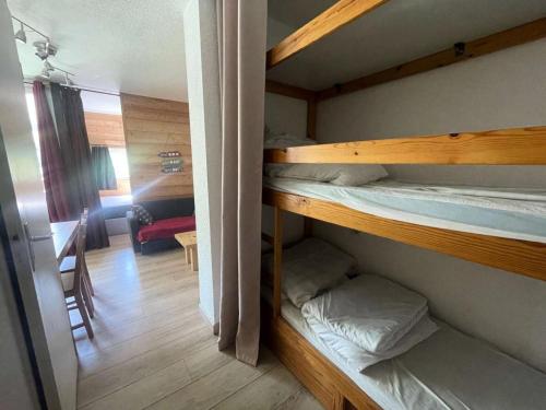 quelques lits superposés dans une chambre dans l'établissement Résidence Arc En Ciel C - Appartement de charme pour 4 personnes idéalement situé dans un secteur calme proche des pistes MAE-5561, à Vénosc