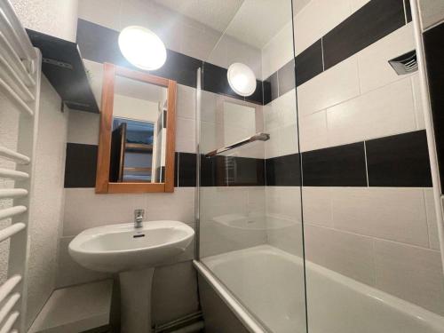 une salle de bain avec un lavabo, des toilettes et une douche dans l'établissement Résidence Arc En Ciel C - Appartement de charme pour 4 personnes idéalement situé dans un secteur calme proche des pistes MAE-5561, à Vénosc