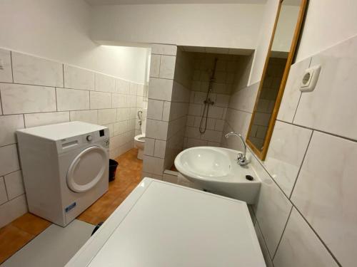 a white bathroom with a sink and a toilet at Zentrale 3 Zimmer Unterkunft mit Parkplatz in Neumünster