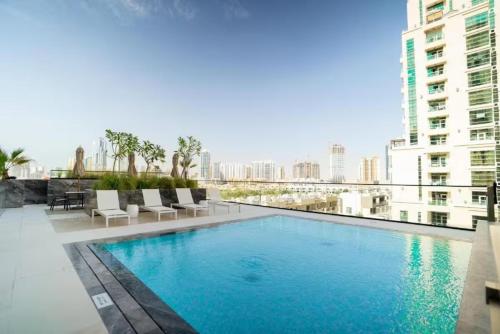 Beautiful 1BR - City View - Pool - Free Parking
