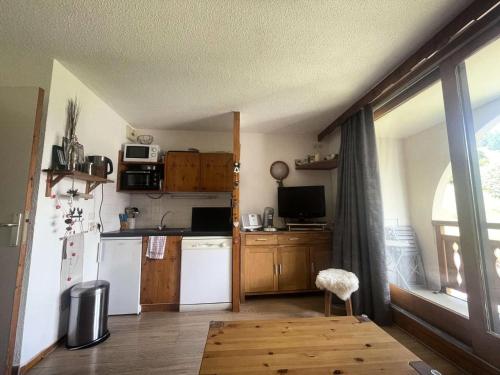Il comprend une cuisine équipée d'un réfrigérateur blanc et d'une cuisinière. dans l'établissement Résidence Soleil - Coquet T2 avec magnifique vue proche du télésiège Super Venosc MAE-8091, à Vénosc