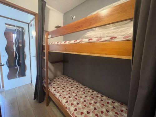 quelques lits superposés dans une chambre dans l'établissement Résidence Soleil - Coquet T2 avec magnifique vue proche du télésiège Super Venosc MAE-8091, à Vénosc