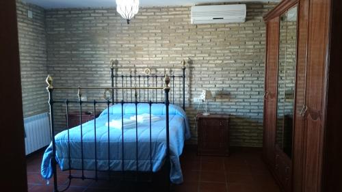 Ένα ή περισσότερα κρεβάτια σε δωμάτιο στο Hostal la Encina