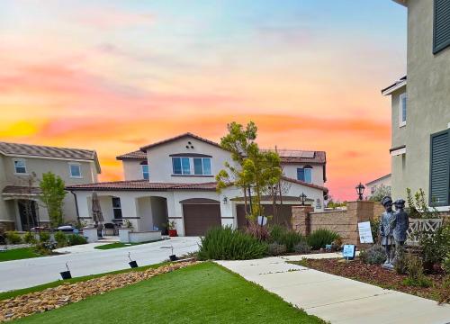 a house with a statue in a yard at 6BR Villa with POOL, BBQ, Temecula WINERIES in Winchester