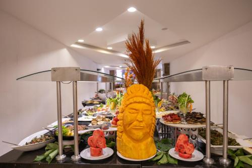 Azure By Yelken Hotel في تورغوتري: بوفيه طعام مع تمثال لرأس