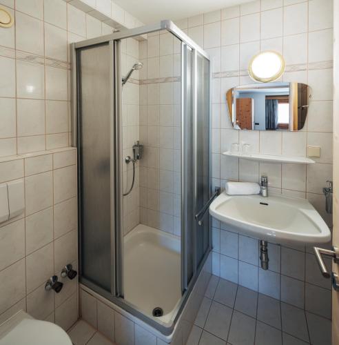 Ένα μπάνιο στο Ferienresidenz Raich - Appartements mit Sky Wellness und Garten