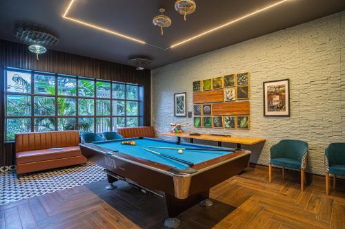 ein Billardzimmer mit Billardtisch in der Unterkunft Alaya Stays Sky Paradise Pet-friendly Retreat With Gaming Zone, Home Theatre & Rooftop Gazebo in Dehradun