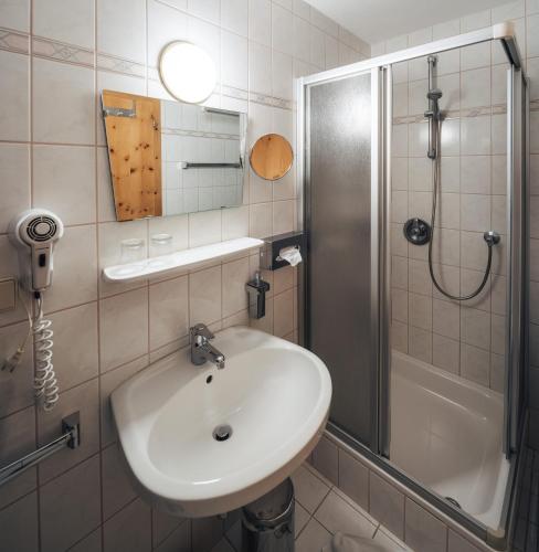 Ένα μπάνιο στο Ferienresidenz Raich - Appartements mit Sky Wellness und Garten