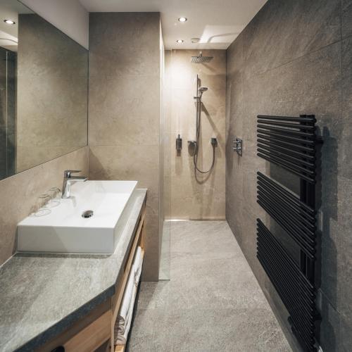 Ένα μπάνιο στο Ferienresidenz Raich - Appartements mit Sky Wellness und Garten