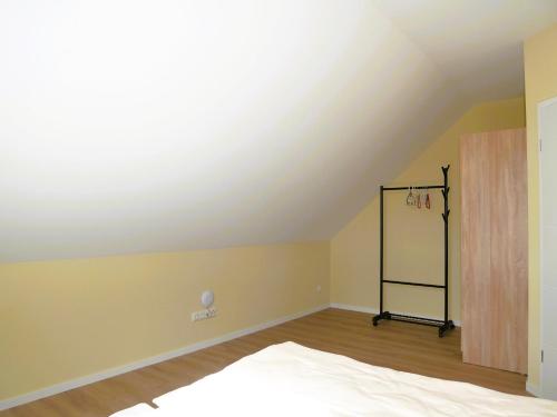 an attic room with a bed and a closet at Kelm's Küstennest 1 - 5 Fahrradminuten vom Strand entfernt in Kolpinsee