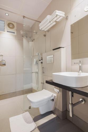 Akoya Business Hotel Whitefieldにあるバスルーム