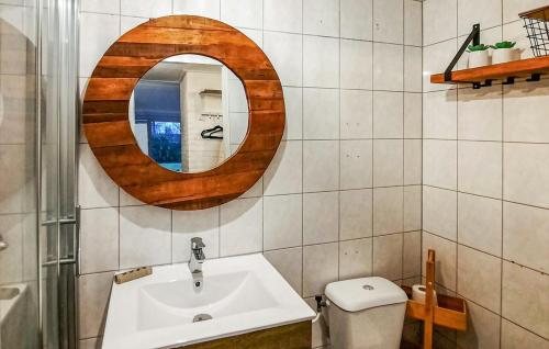 a bathroom with a sink and a mirror on the wall at Vakantiehuis Heinkenszand met omheinde tuin & hondvriendelijk VP046 in Heinkensand
