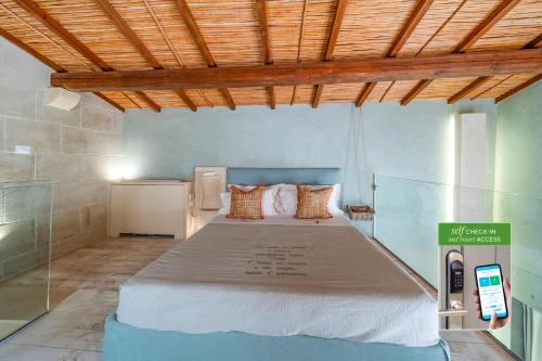 a bedroom with a large bed in a room at Corte Dei Granai Meeting & SPA - Raro Rooms Collection in Maglie