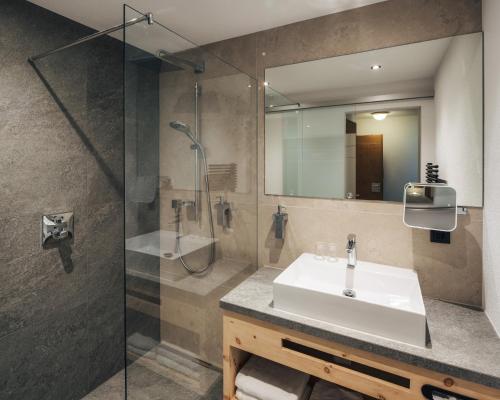 Ένα μπάνιο στο Ferienresidenz Raich - Appartements mit Sky Wellness und Garten