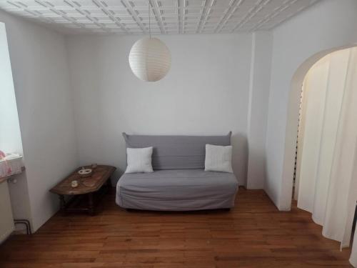 a small room with a couch and a table at LA PARENTHÈSE AU PAYS DU VERT in Soucht